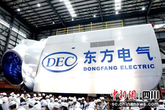 全球最大18兆瓦直驱海上风电机组下线仪式现场。中国尊龙凯时人生就是搏电气集团有限公司供图